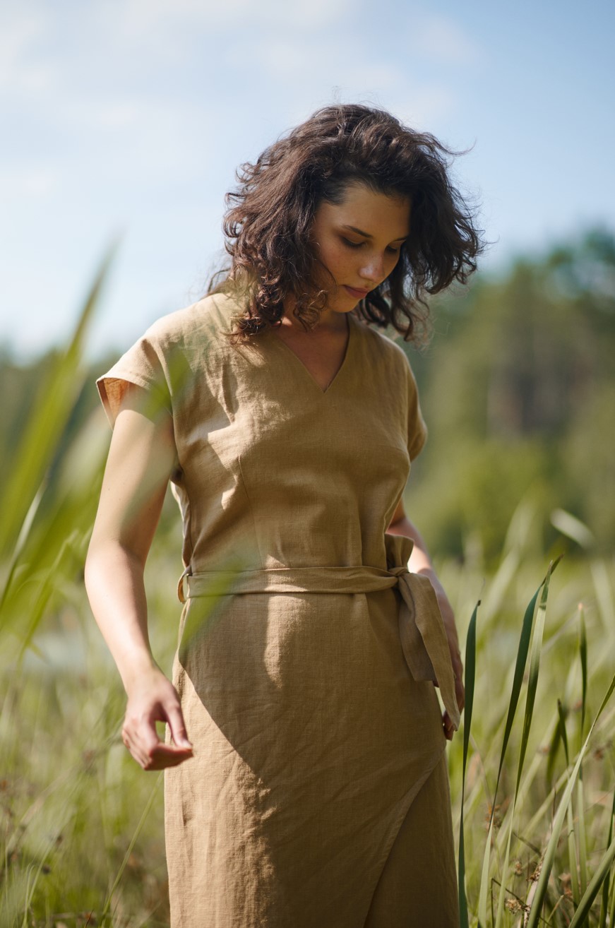 Платье льняное коричневое с разрезом и поясом