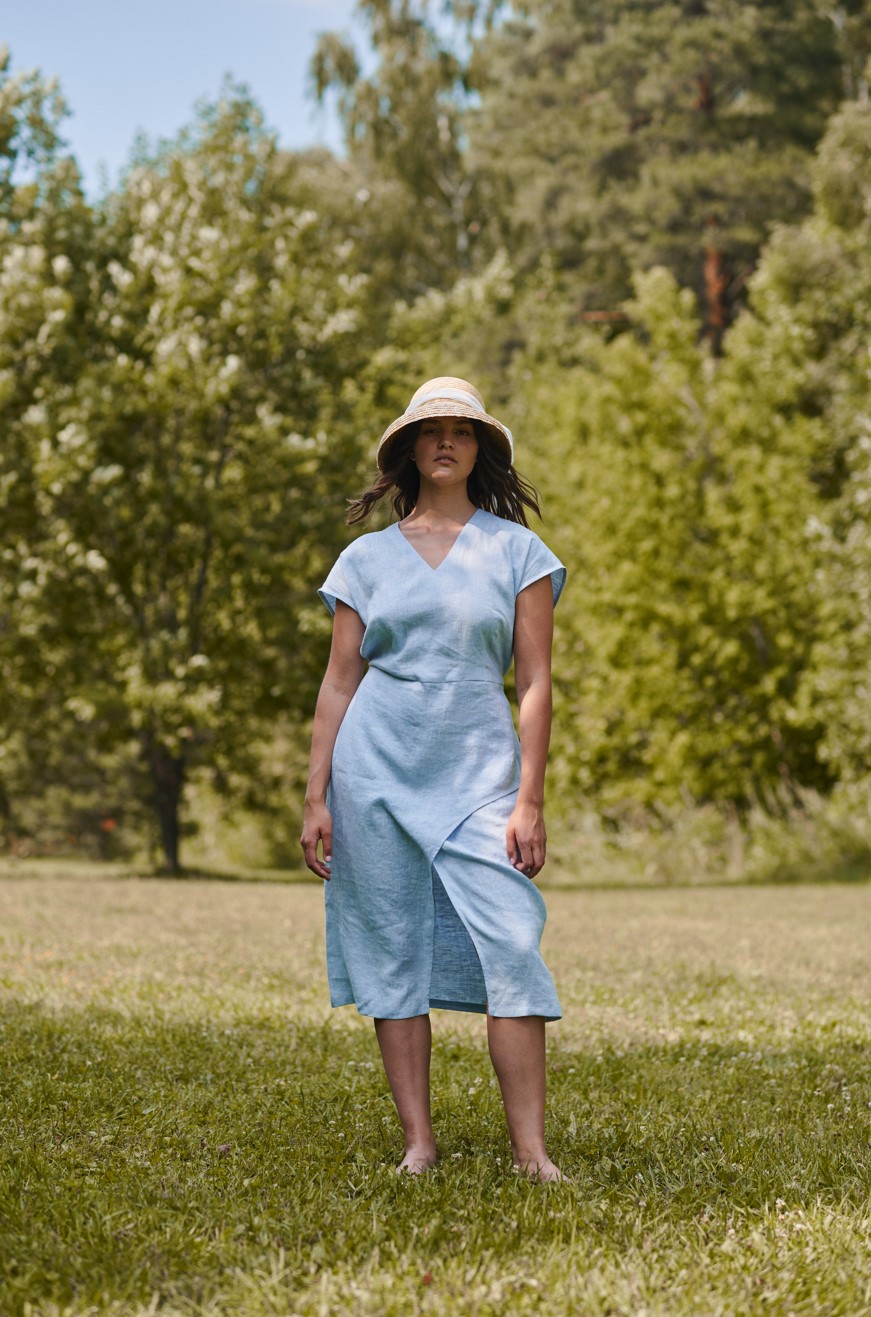 Платье льняное голубое с разрезом и поясом